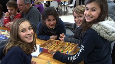 Des enfants jouant à un jeu de société - Festi'Ludes