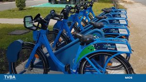 vélos électriques bleus placés les uns à côtés des autres