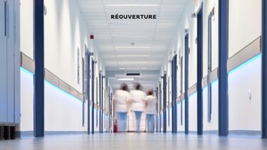 couloir d'hopital avec 3 personne