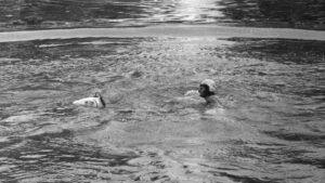 Un nageur au milieu de l'eau.