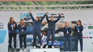 Elsa Gaubert et sa soeur Clara Gaubert sur le podium du championnat du monde de canoe-kayak