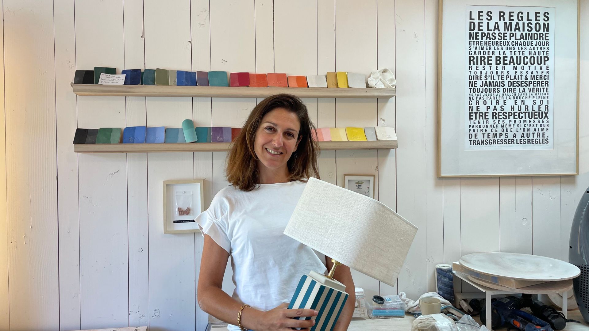 Delphine Sottet, créatrice de Feel Objets Singuliers, dans son atelier tenant l'une des lampe qu'elle a créé.