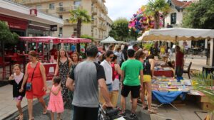 des personnes déambulan dans les rues du centre ville d'Arcachon pour la braderie d'été