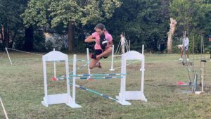 cavalière qui pratique le hobby horse