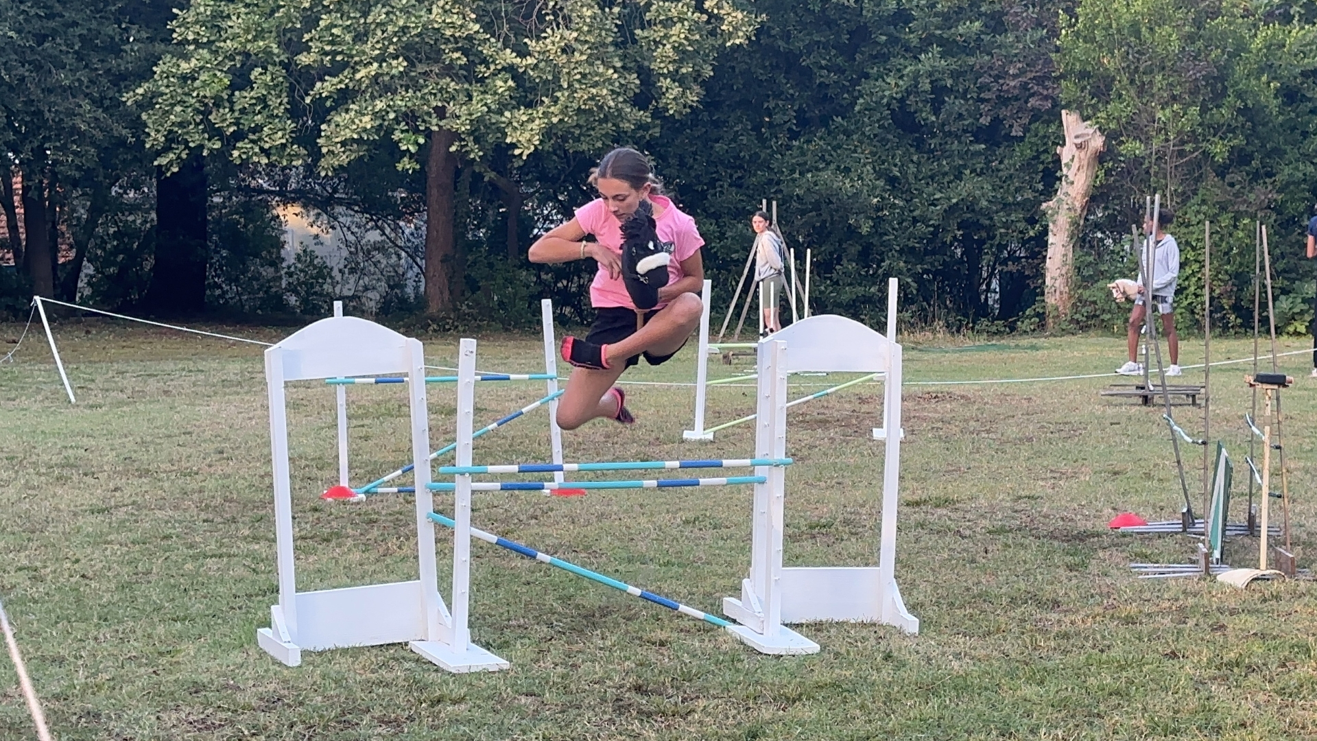 cavalière qui pratique le hobby horse