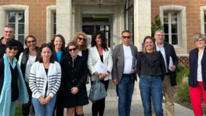 personnes devant le palais des congrés de Biarritz