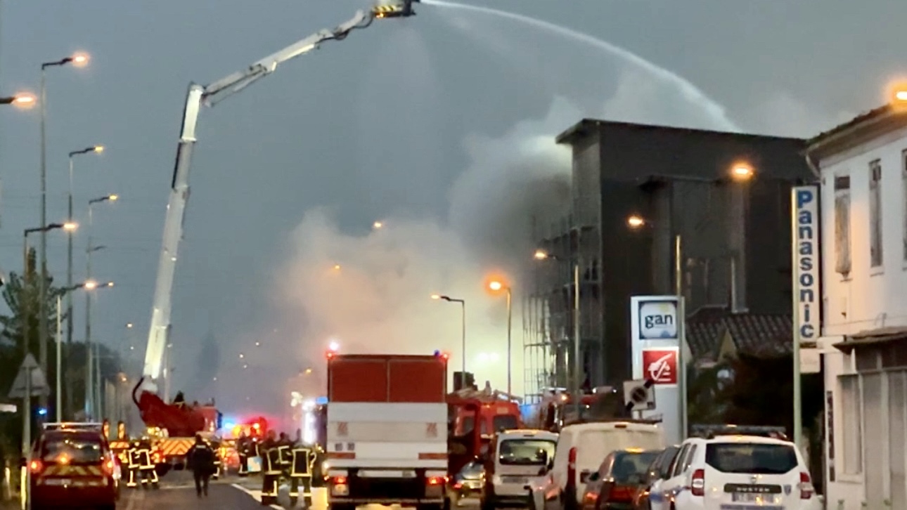 Les pompiers tentent d'éteindre l'incendie avenue de la Côte d'Argent à Biganos