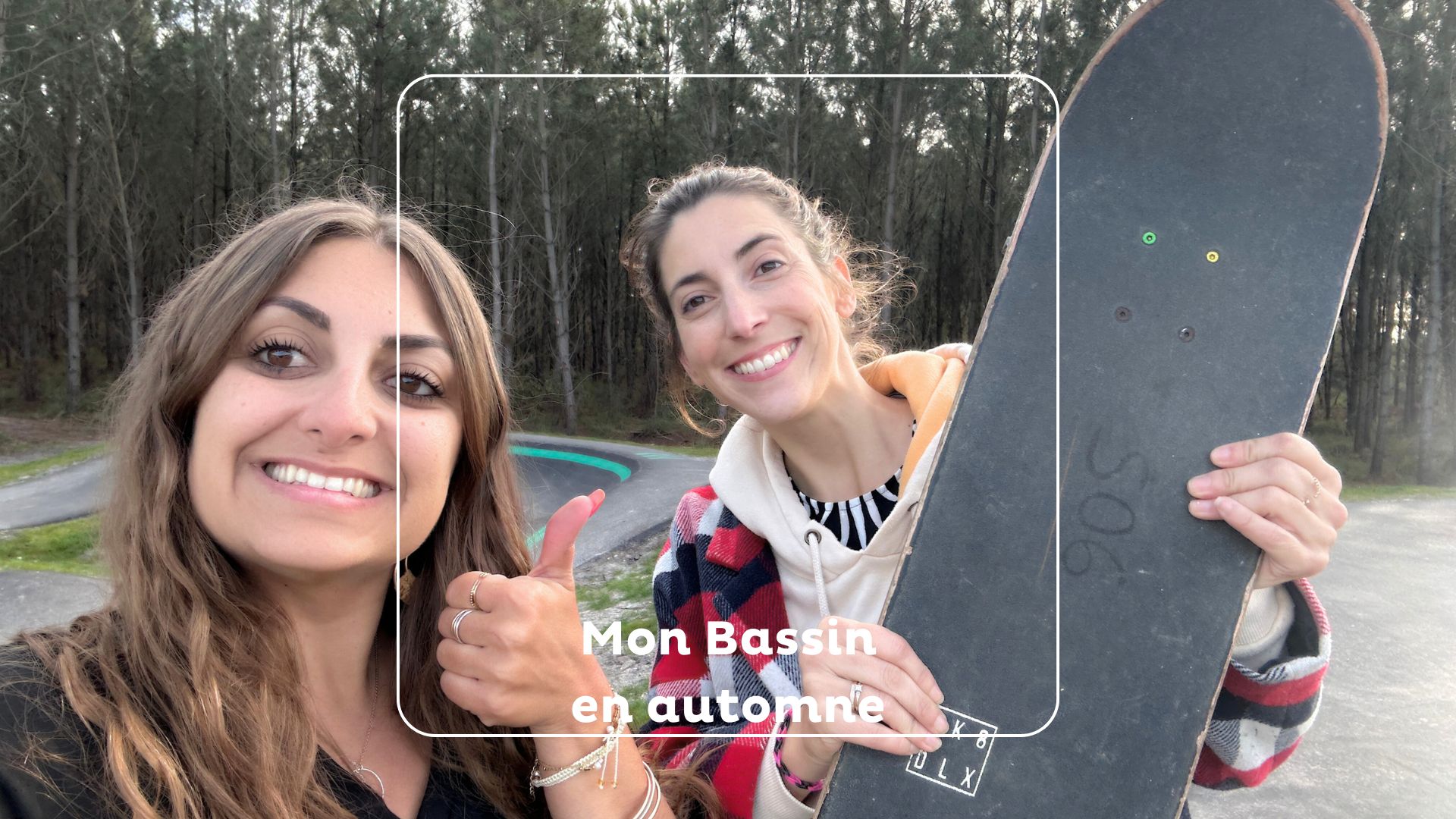 une jeune femme sourit à la caméra en levant le pousse. L'autre tient un skate dans les mains.