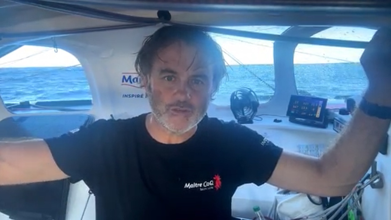 Yannick Bestaven à bord de son imoca sur le Vendée Globe