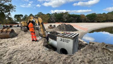 travaux en bordure du plan d'eau de st brice : des tuyau enfouis sous le sable