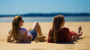 Deux jeunes femmes allongées sur la plage