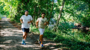 Couple de garçons qui font leur jogging dans la forêt