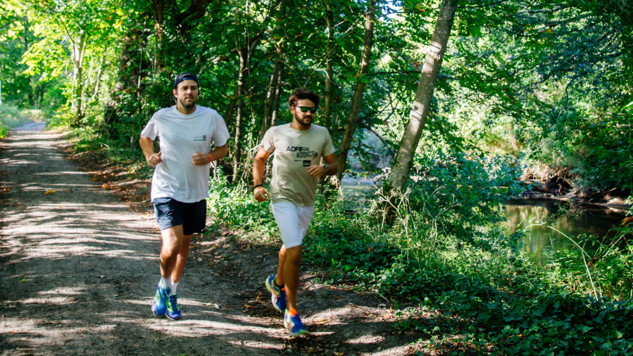 Couple de garçons qui font leur jogging dans la forêt