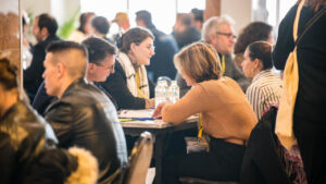 Groupe de personnes en réunion façon speed meeting