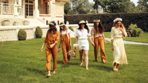 Groupe de filles qui avancent devant la Villa Tosca à Lanton