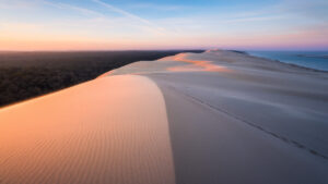 Plan drone de la Dune du Pilat au lever du soleil