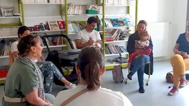 Cafés-parents à Mios. Des parents assis en rond discutent