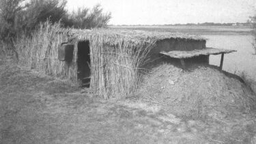 Tonne de chasse recouverte de paille