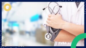 médecin qui porte une blouse et tient un sthétoscope dans la main