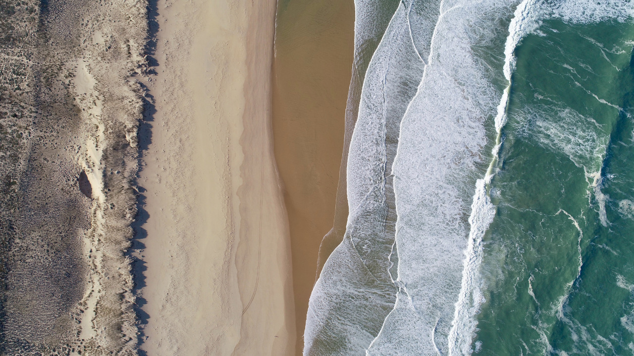 Plan drone d'une plage océane avec des vagues