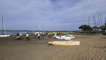 photo des bénévoles arrachant les spartines