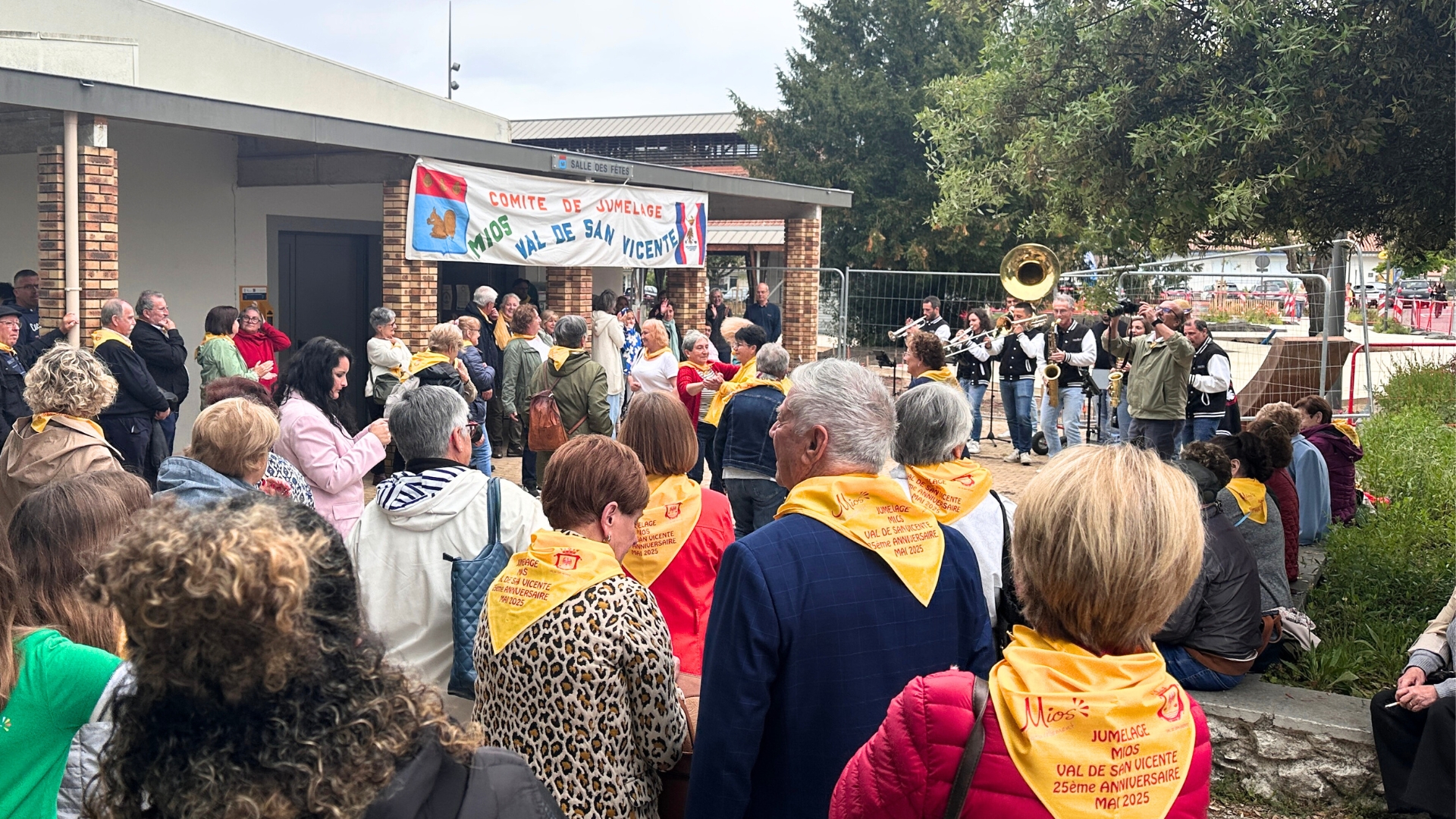 foule de personnes devant la salle des fêtes de Mios à l'occasion du 25e anniversaire du jumelage entre Mios et la commune espagnole de Val de San Vicente