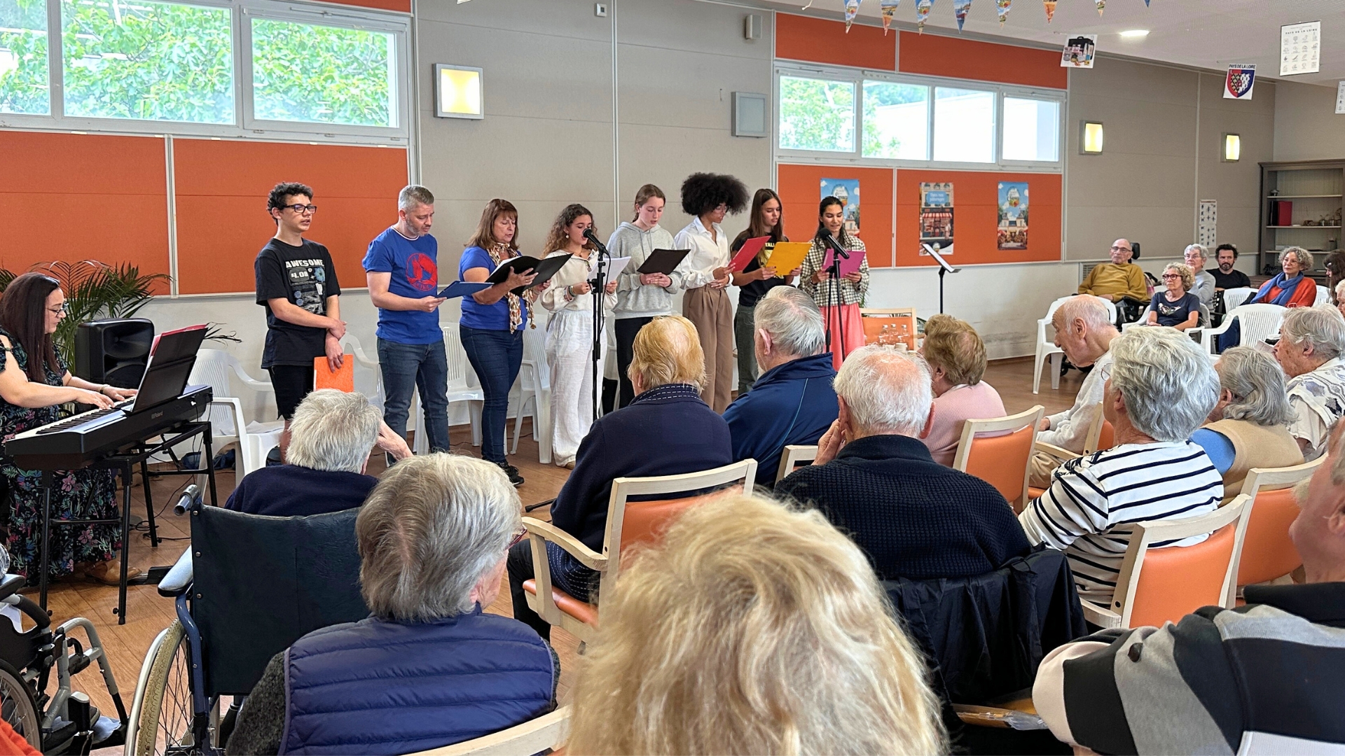 lycéens en train de chanter devant des résidents de l'ehpad de lanton pour la chorale intergénérationnelle