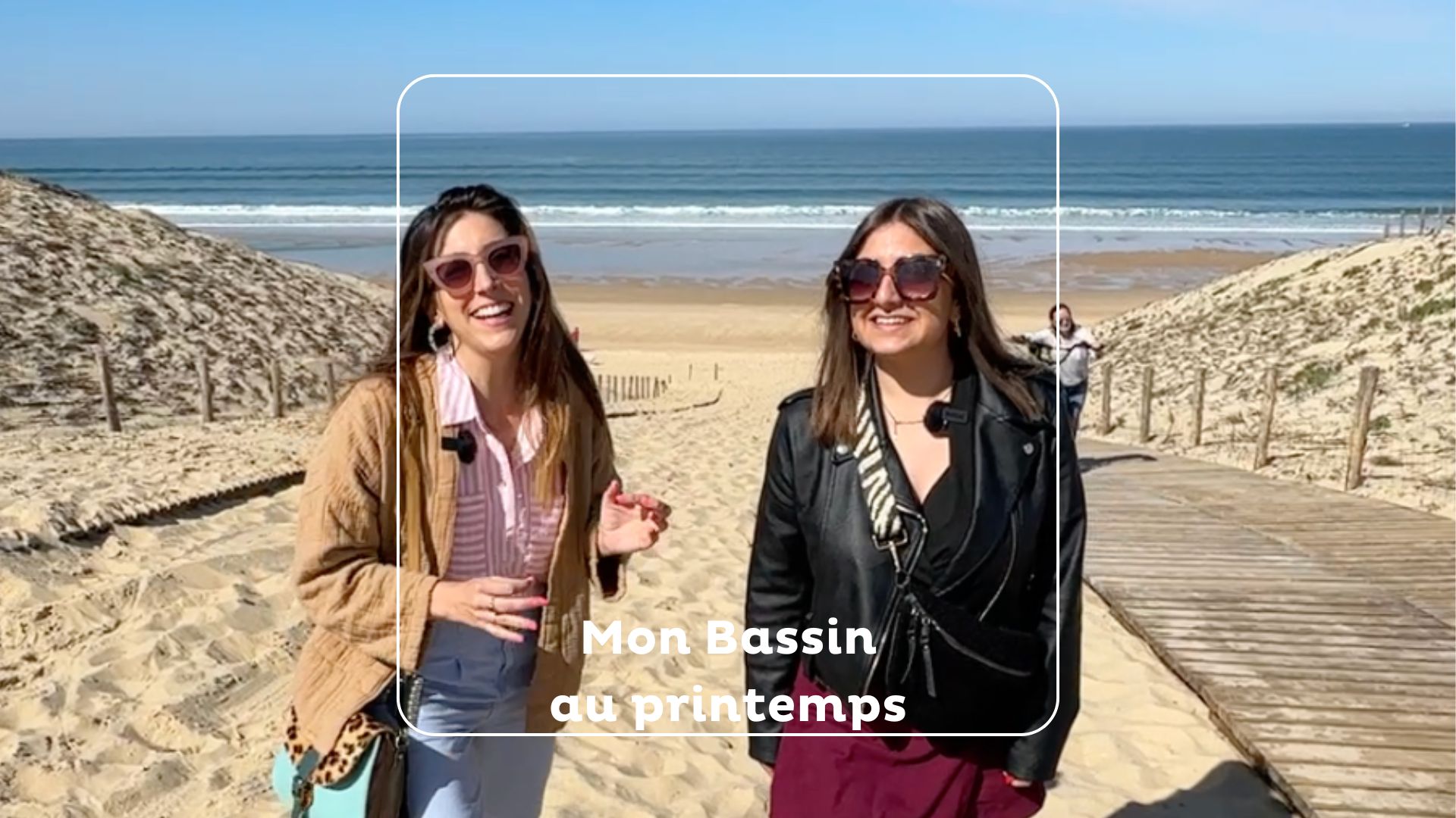 deux jeunes femmes sur laplage présente "mon bassin au printemps" que faire à Lège Cap ferret