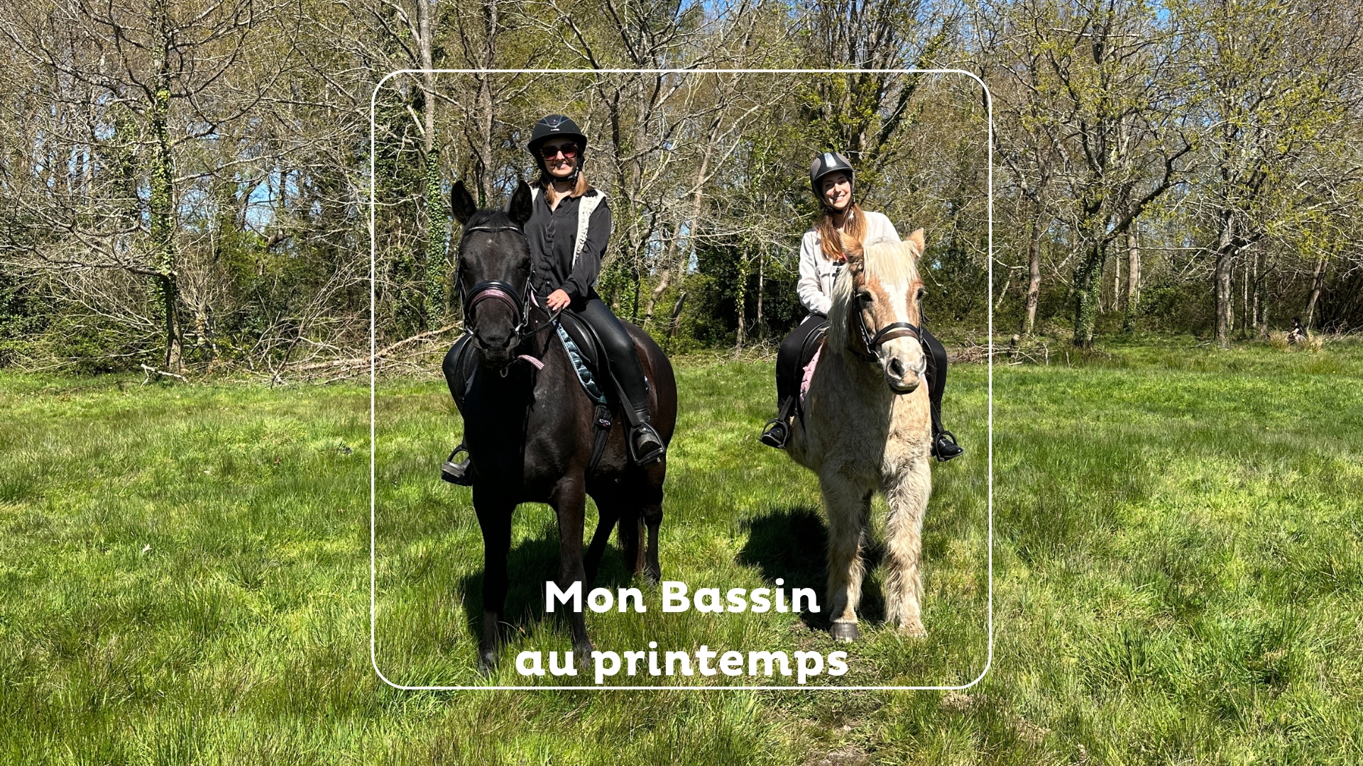 deux jeunes femmes qui montent à cheval dans un pré