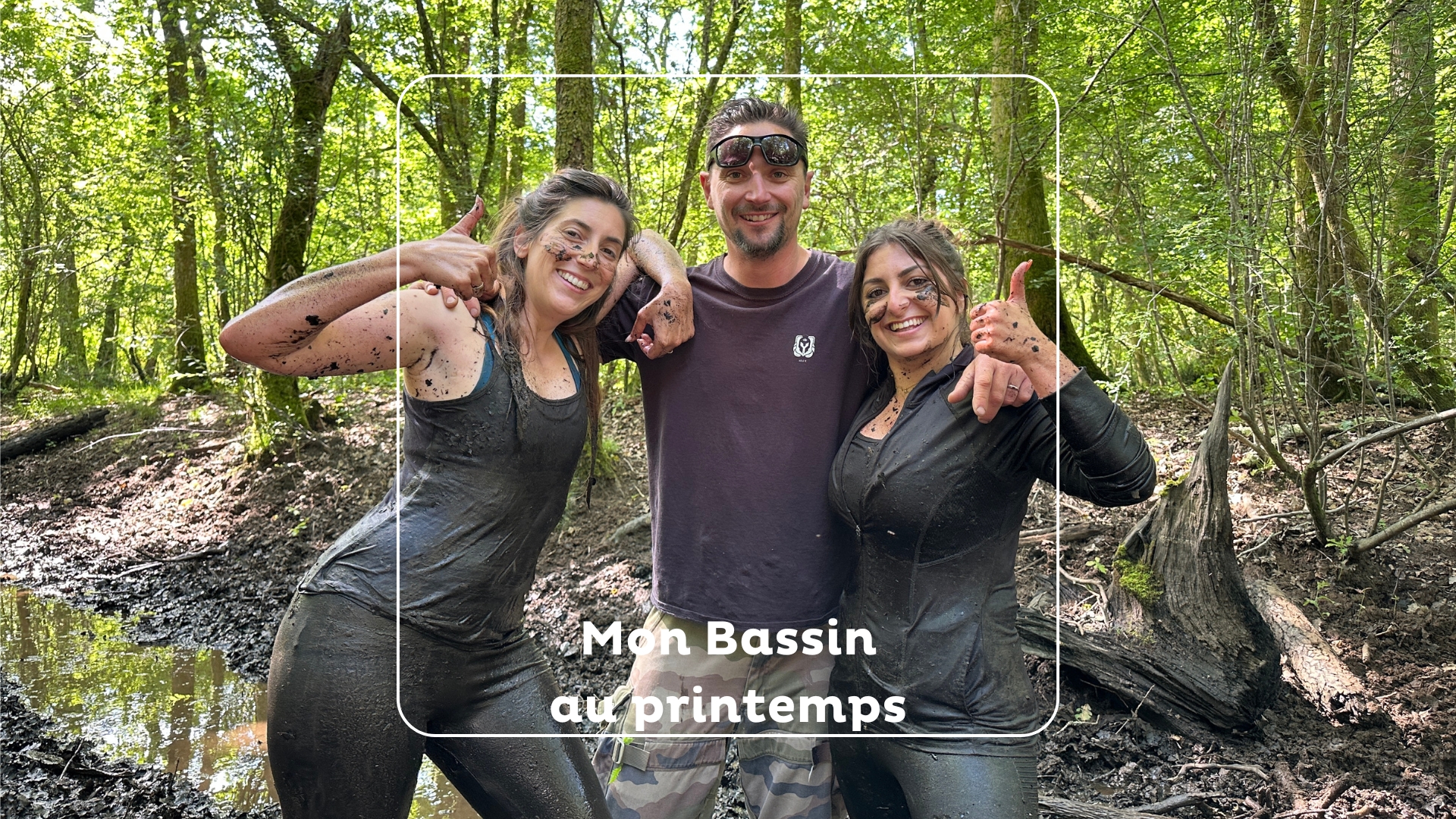 3 personnes : deux femmes et un homme habillés en noir dans les bois