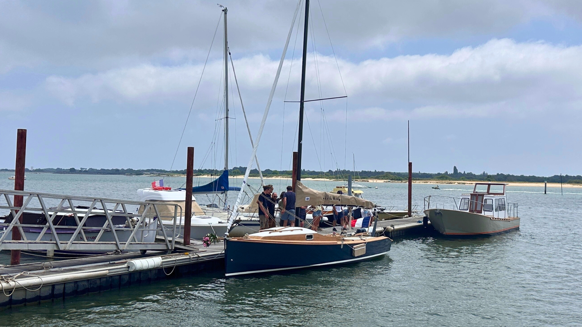voilier de type Ti'Bac accosté à un ponton à la teste de buch après sa bénédiction et sa mise à l'eau.