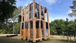 structure en bois avec des photographies dessus installée au pied de la dune du pilat