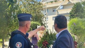 yves foulon et le chef de la police d'Arcachon de dos qui regardent une caméra installée dans le centre d'arcachon pour favoriser la sécurité dans la ville