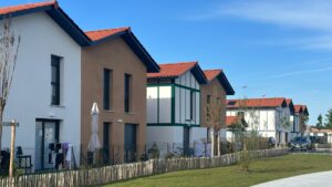 des logements sur un étage mitoyens avec des espaces verts devant