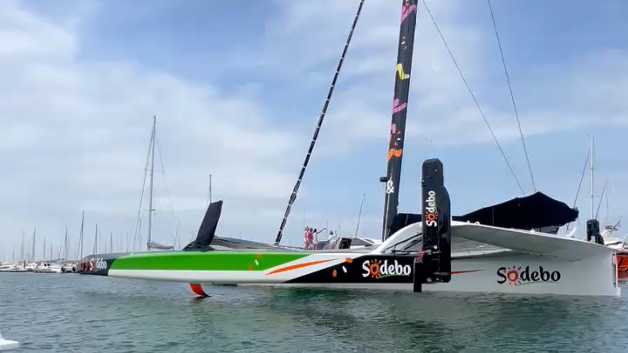 maxi trimaran sodebo dans le port d'Arcachon