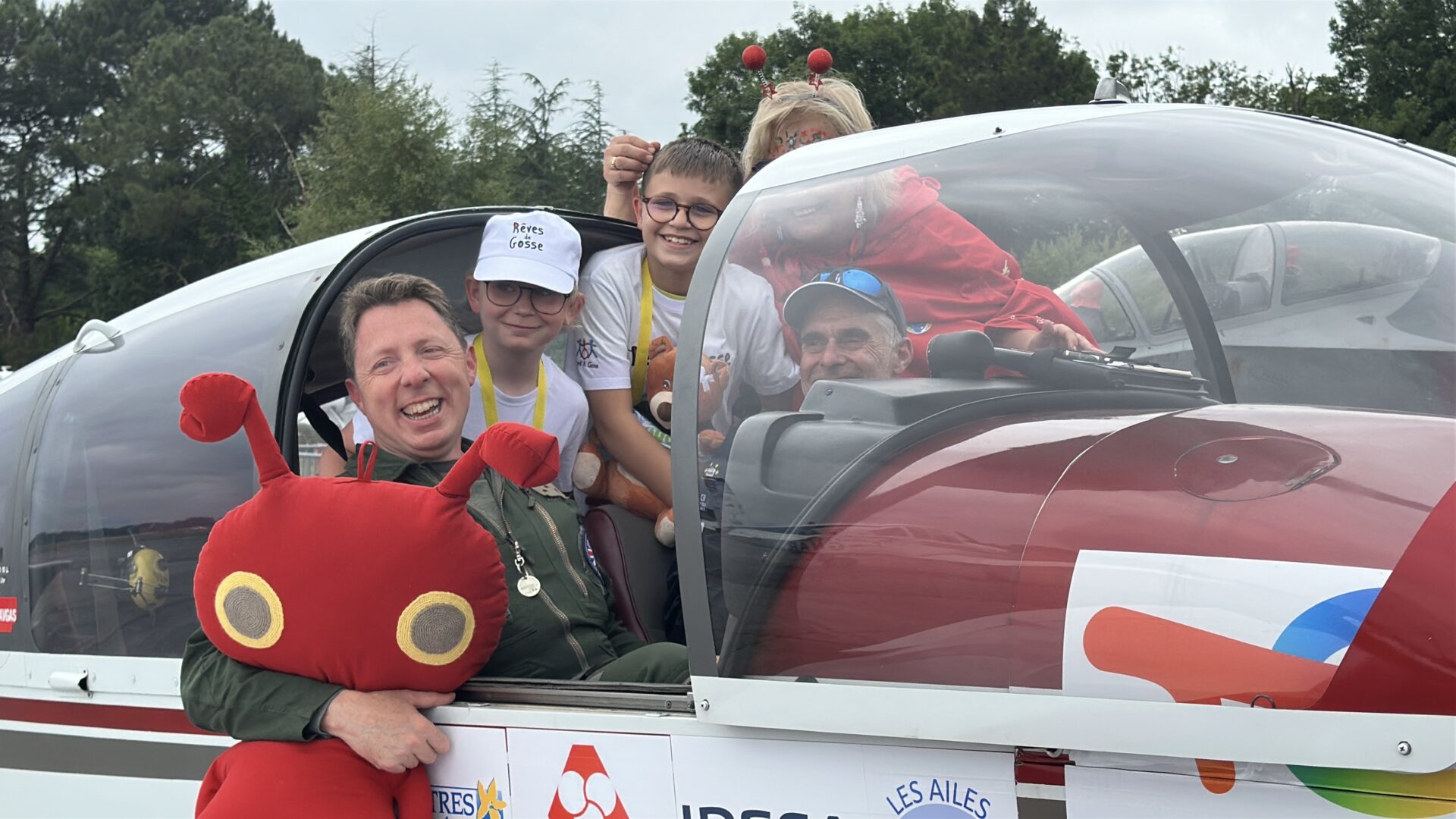 Rêves de gosse fait s'envoler des enfants extraordinaires pour semer les graines de l'inclusion. deux enfants dans un avion.