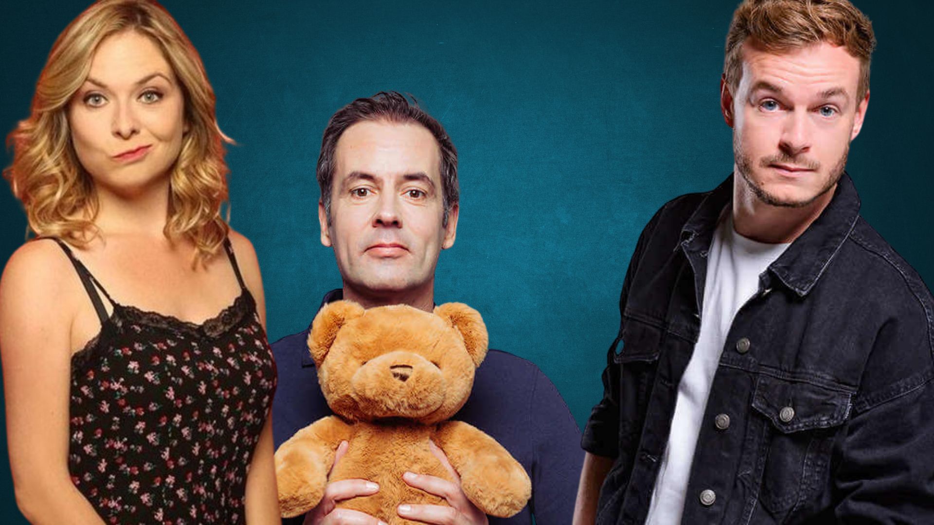 Une femme et deux hommes posent devant un fond bleu