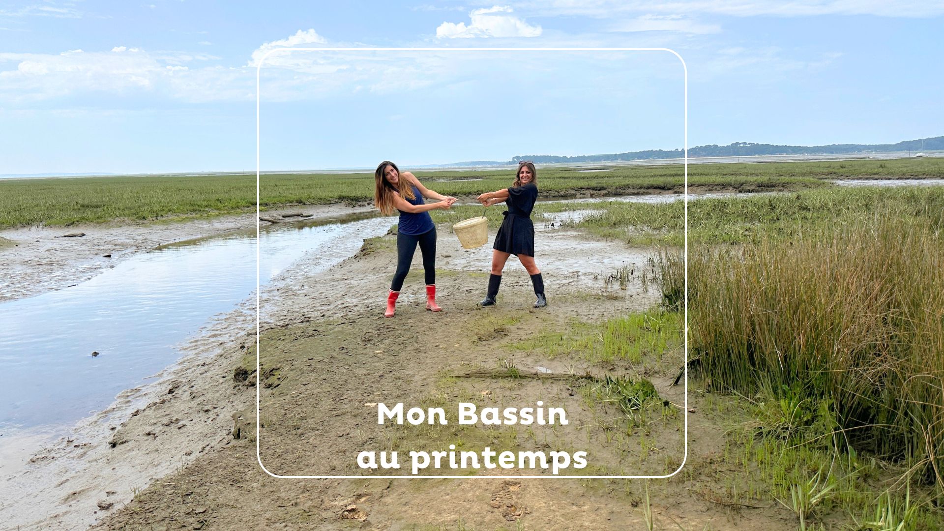 Mon bassin au printemps à Arès : deux jeunes femmes font de la pêche à pied sur l'estran