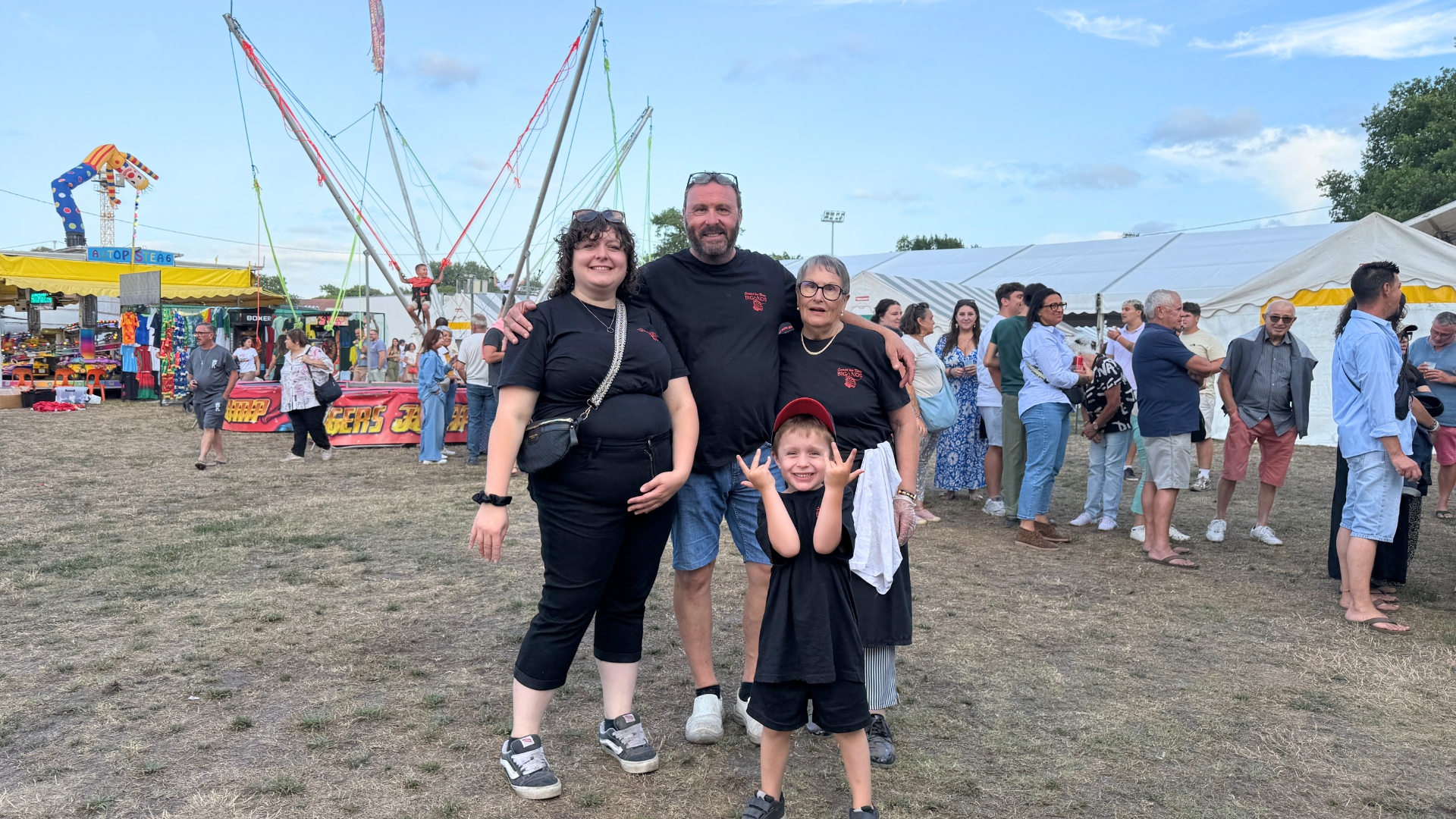 une famille de 4 personnes bénévoles aux fêtes de biganos