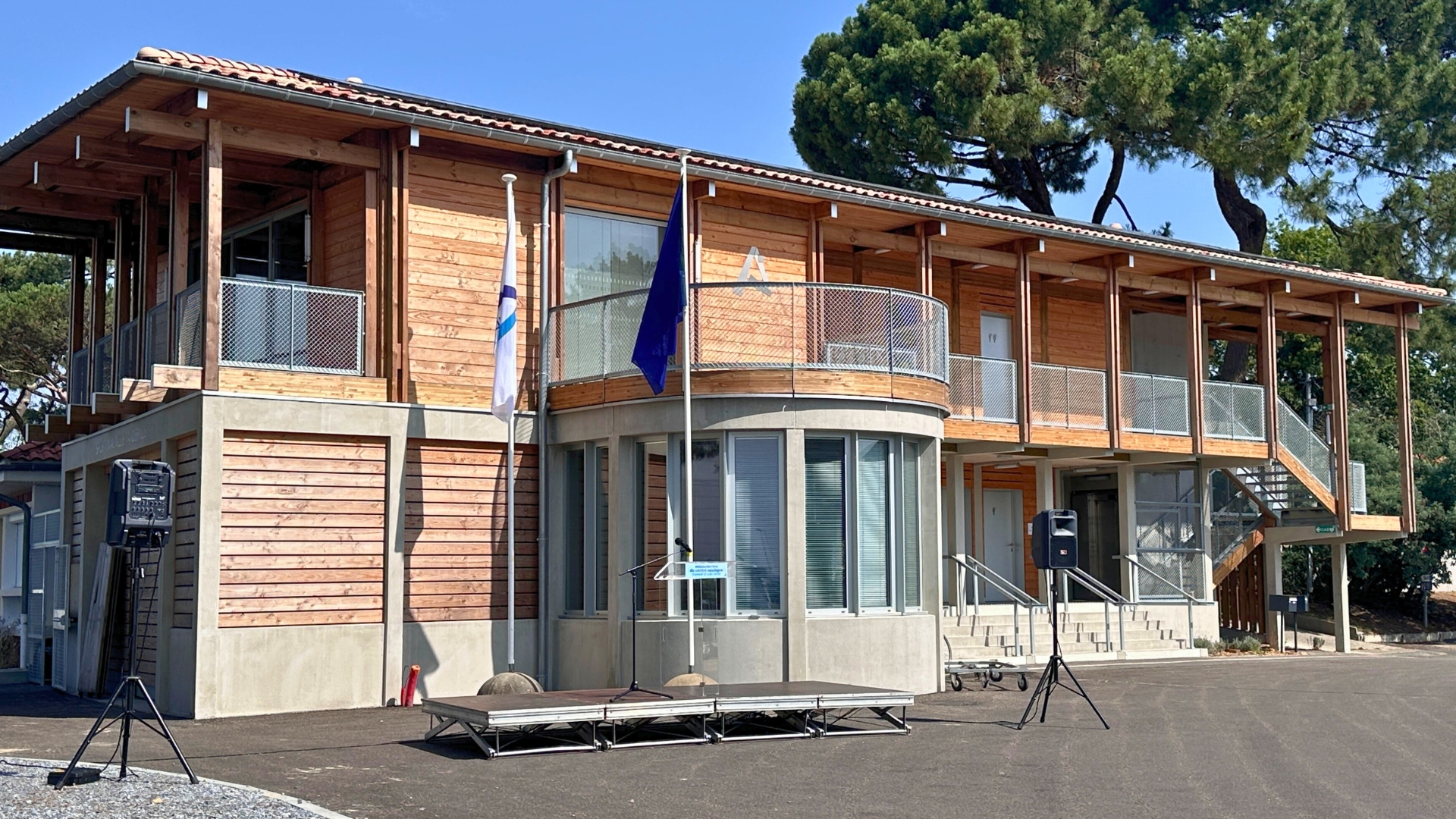 batiment en bois avec une estrade devant. Image d'illustration du nouveau centre nautique d'andernos
