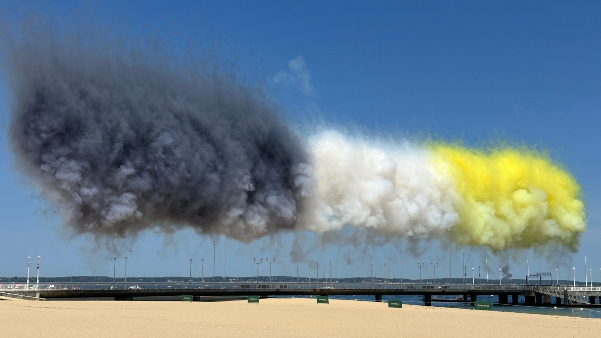 embrasement de la jetée thiers d'arcachon en noir, blanc et jaune.