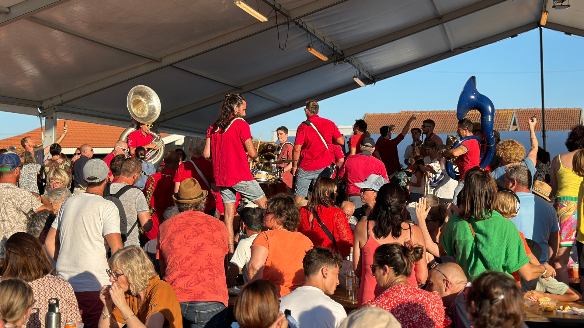 foule de personnes assises et debout sur des tables à l'occasion du premier jeudis de larros à gujan