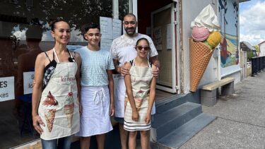 famille devant une boutique de glace