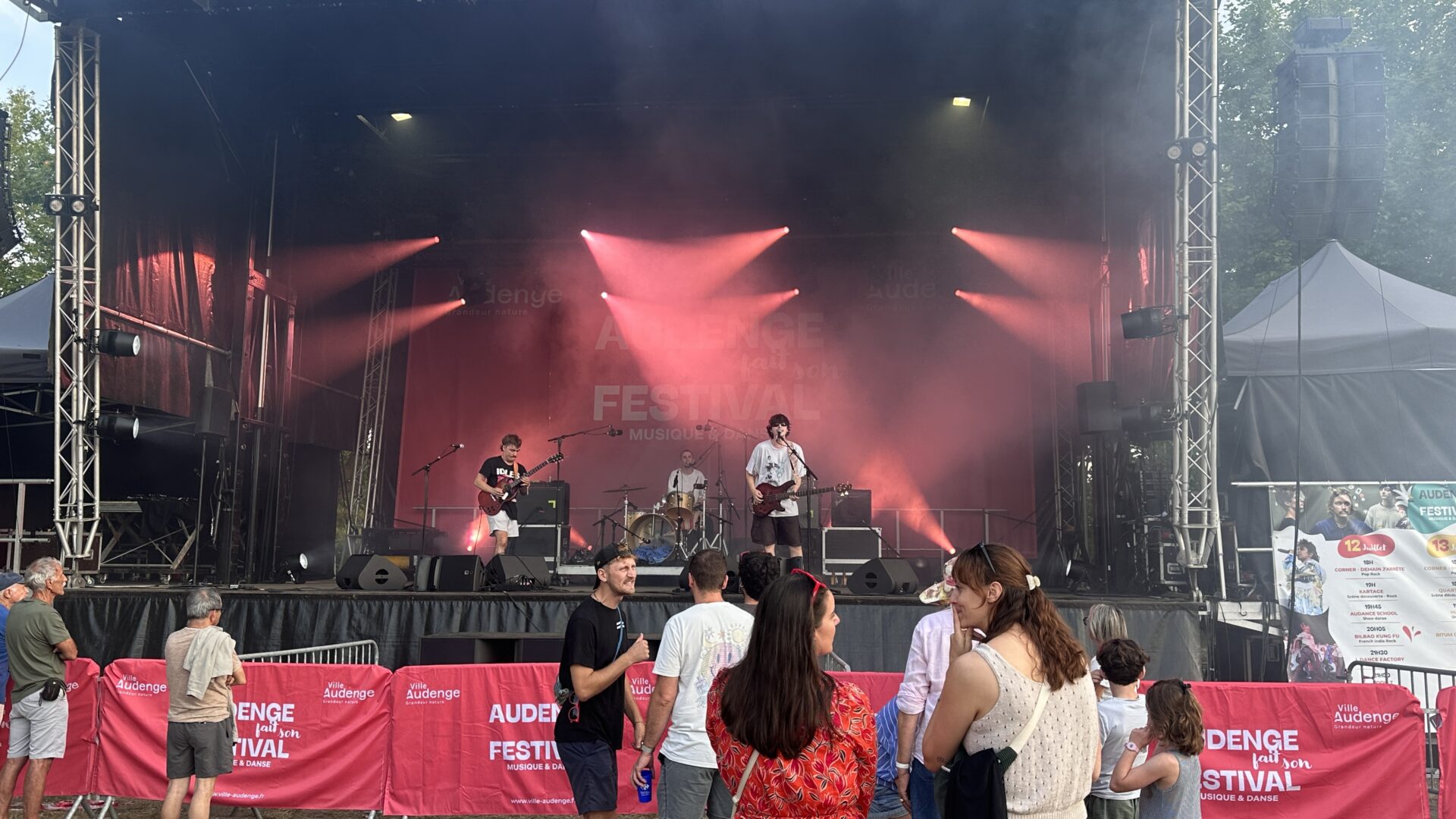 La scène principale d'Audenge fait son festival avec le groupe Bilbao Kung fu en pleine représentation.