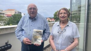 Photo de Bernard DUREIN, auteur arcachonais et de Anne GUILLOT de SUDUIRAUT, la présidente de la société historique d'Arcachon.