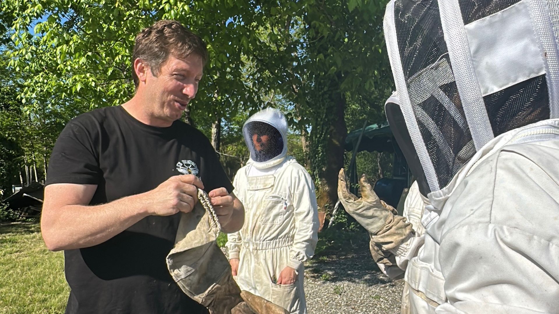 2 personnes en tenue d'apiculteurs