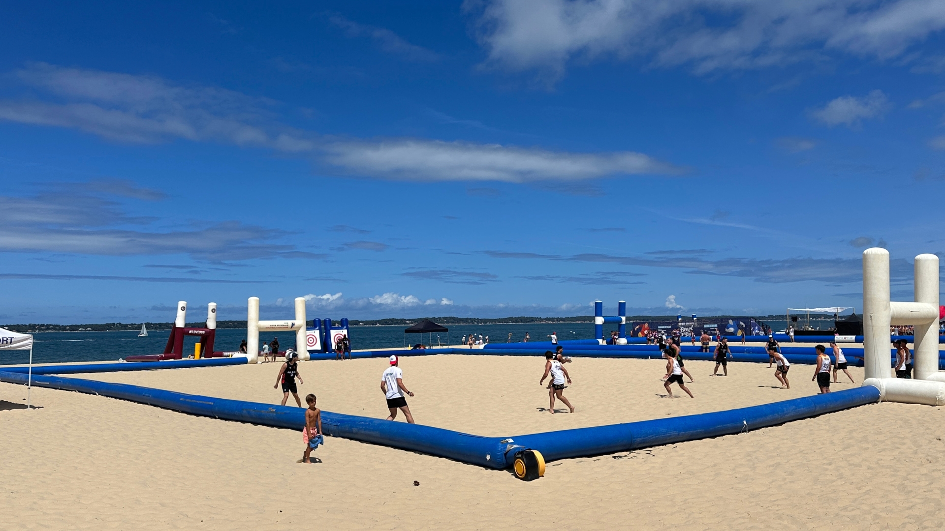 Photo d'un terrain de beach rugby à Pereire avec des joueurs qui jouent