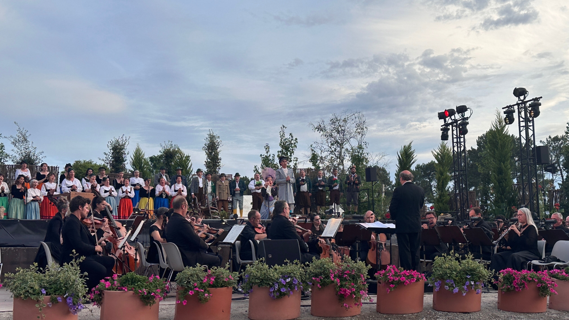 Photo de la scène de l'opéra en plein air à Gujan-Mestras, où l'on voit les acteurs et les musiciens