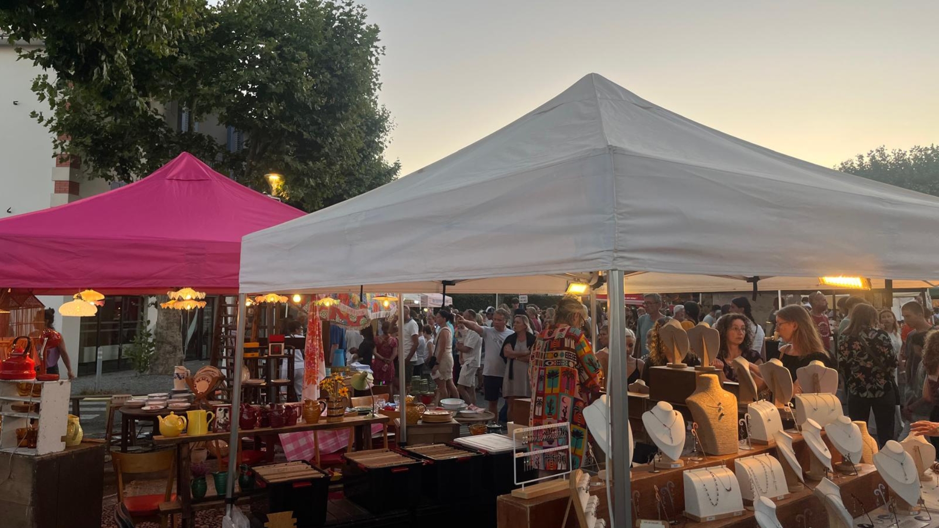 photo du marché de nuit à Andernos