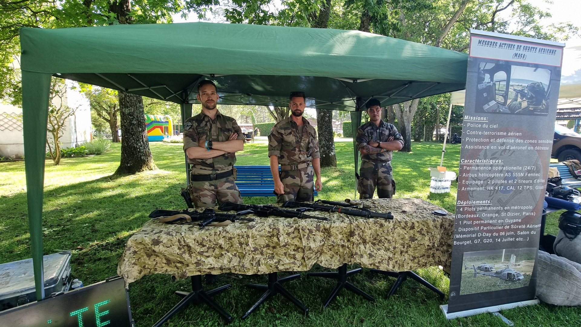Un stand de la Base aérienne 120 à l'hippodrome de la Teste-de-Buch avec deux militaires.
